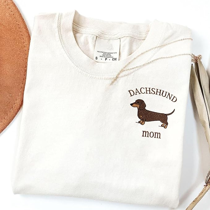 NAZENTI Embroidered Dachshund Sweatshirt with Dog Name on Sleeve, Personalized Valentines Dog Mom Shirt, Wiener Dog Gifts